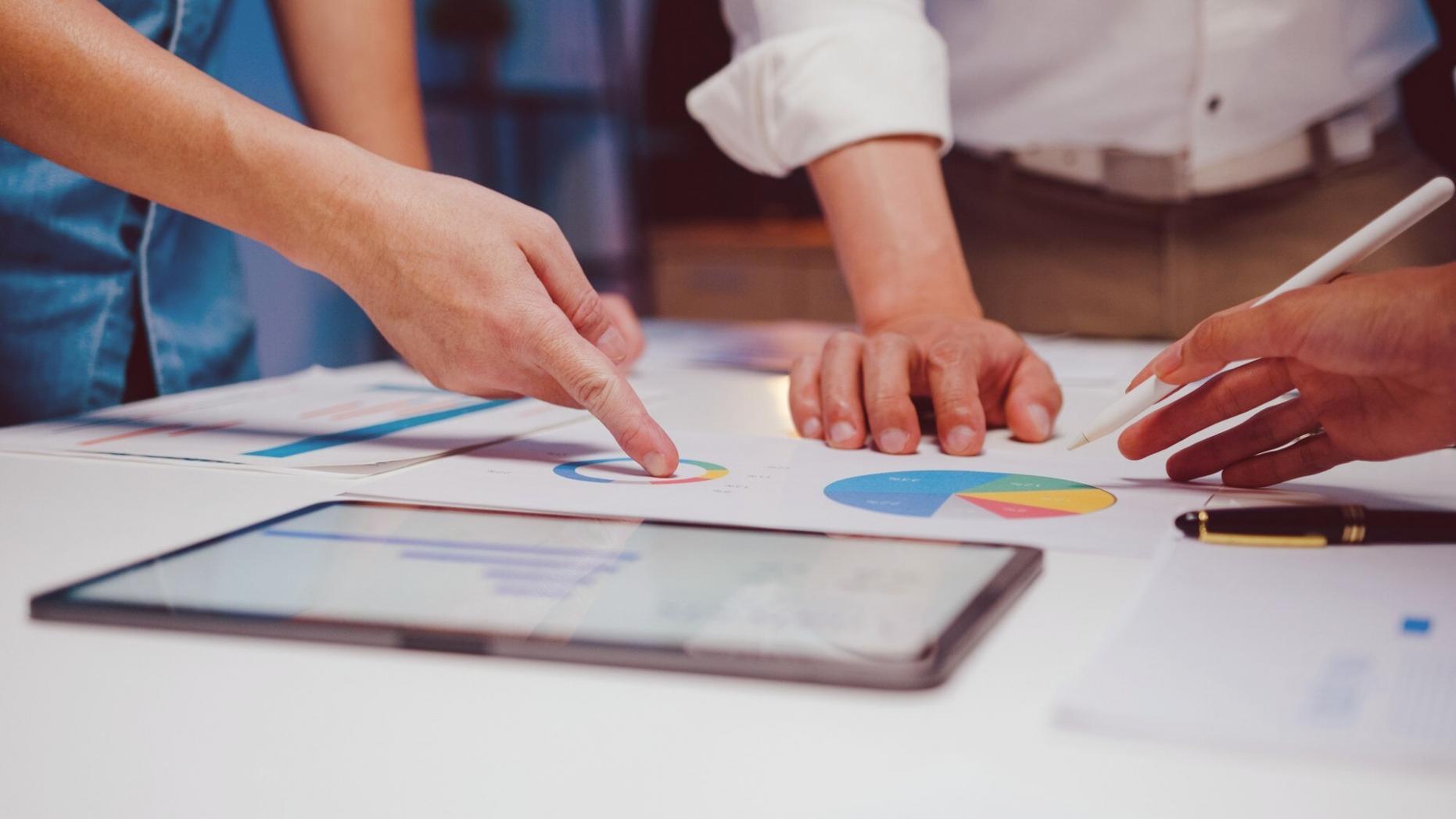 Praktische Arbeit an einem SEO-Projekt mit Notizen