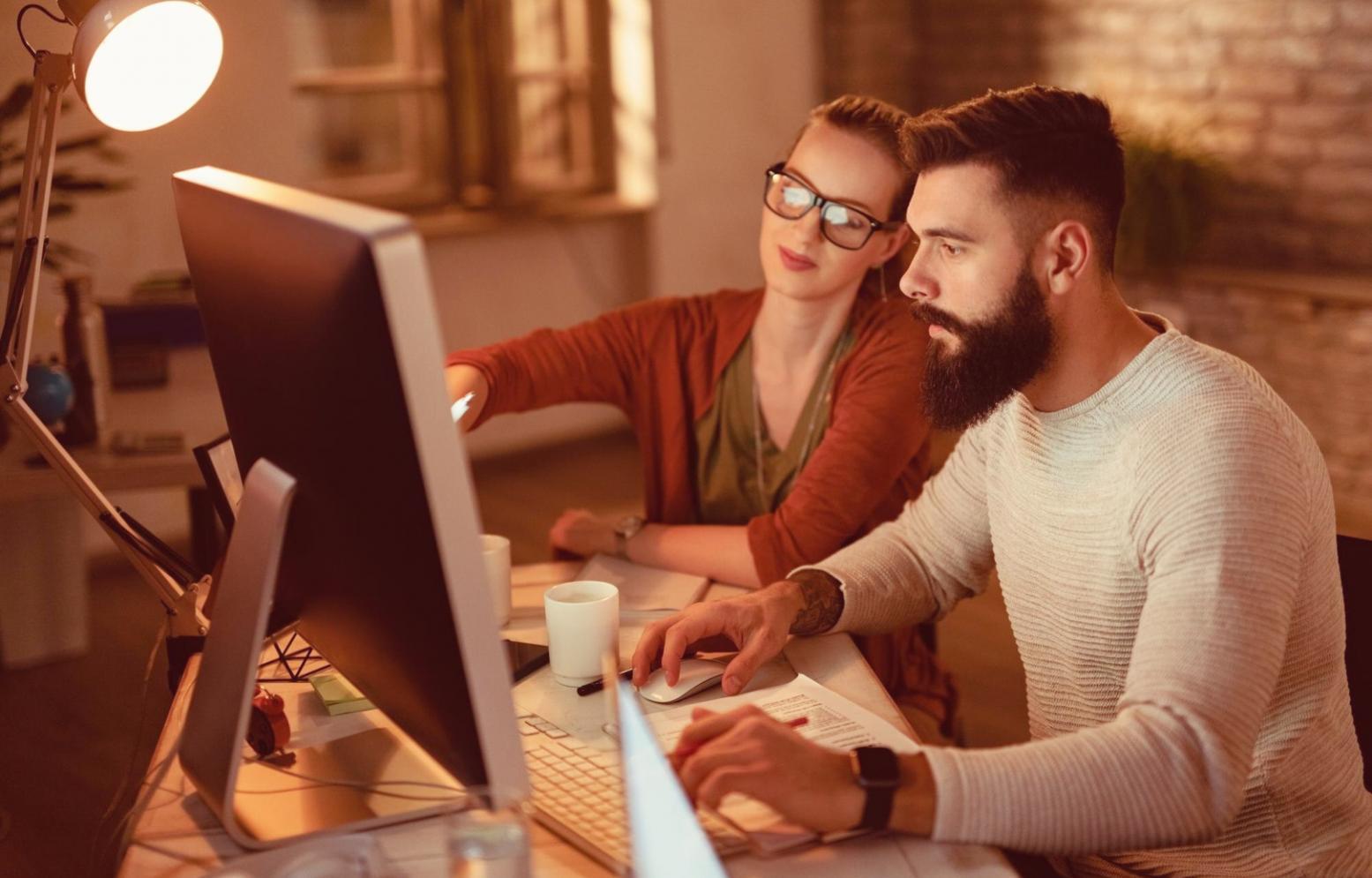 Teilnehmer arbeitet an SEO-Analyse mit mehreren Tools