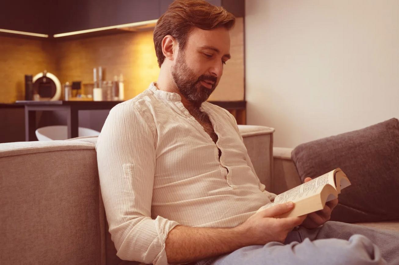 Internationale Studierende bei der gemeinsamen Arbeit an SEO-Projekten